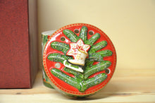 Charger l'image dans la galerie, Villeroy & Boch Christmas Toys Geschenkpackung klein,rund, grün Zug NEU