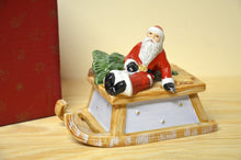 Lade das Bild in den Galerie-Viewer, Villeroy & Boch Nostalgic Melody Schlitten mit Santa mit Spieluhr NEU