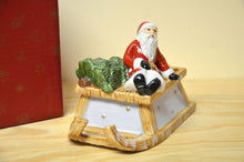 Lade das Bild in den Galerie-Viewer, Villeroy & Boch Nostalgic Melody Schlitten mit Santa mit Spieluhr NEU