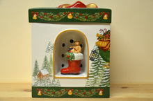 Lade das Bild in den Galerie-Viewer, Villeroy & Boch Christmas Toys Geschenkpaket eckig-groß ( Spieluhr) St. Claus NEU