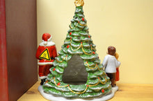 Lade das Bild in den Galerie-Viewer, Villeroy & Boch Christmas Toys Santa am Baum NEU