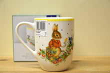 Lade das Bild in den Galerie-Viewer, Villeroy & Boch Spring Awakening Becher mit Henkel Bunny Tales Opa Hans und Paul NEU