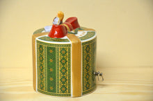 Load image into Gallery viewer, Villeroy &amp; Boch Nostalgic Melody round gift package with music box NEW
