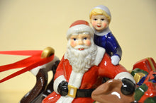 Charger l&#39;image dans la galerie, Villeroy &amp; Boch Christmas Toys Schlitten mit Santa NEU
