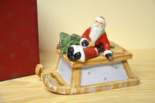 Load image into Gallery viewer, Villeroy &amp; Boch Nostalgic Melody Schlitten mit Santa mit Spieluhr NEU
