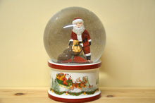 Lade das Bild in den Galerie-Viewer, Villeroy &amp; Boch Christmas Toys Schneekugel Santa NEU
