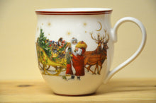 Lade das Bild in den Galerie-Viewer, Villeroy &amp; Boch Toys Delight Becher mit Henkel Santa mit Schlitten NEU
