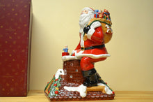 Lade das Bild in den Galerie-Viewer, Villeroy &amp; Boch Christmas Toys Mamory Santa auf dem Dach  mit Spieluhr NEU
