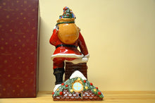 Lade das Bild in den Galerie-Viewer, Villeroy &amp; Boch Christmas Toys Mamory Santa auf dem Dach  mit Spieluhr NEU
