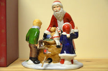 Lade das Bild in den Galerie-Viewer, Villeroy &amp; Boch Christmas Toys Szene Santa mit den Kindern ( mit Spieluhr ) NEU

