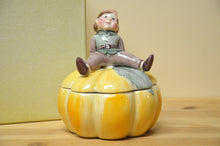 Load image into Gallery viewer, Villeroy &amp; Boch Jardin des Delices Dwarf on Pumpkin Tin NEW
