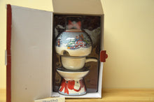 Load image into Gallery viewer, Villeroy &amp; Boch Santa&#39;s Apple Roaster NEW
