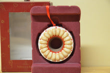 Load image into Gallery viewer, Villeroy &amp; Boch Winter Bakery Decoration Pendant Baking / Cake Pan with Reindeer NEW
