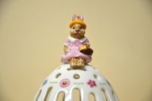 Lade das Bild in den Galerie-Viewer, Villeroy &amp; Boch Bunny tales Teelichthalter Ei mit Osterhäsin NEU
