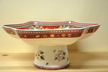 Load image into Gallery viewer, Villeroy &amp; Boch Winter Bakery Delight star bowl on foot NEW
